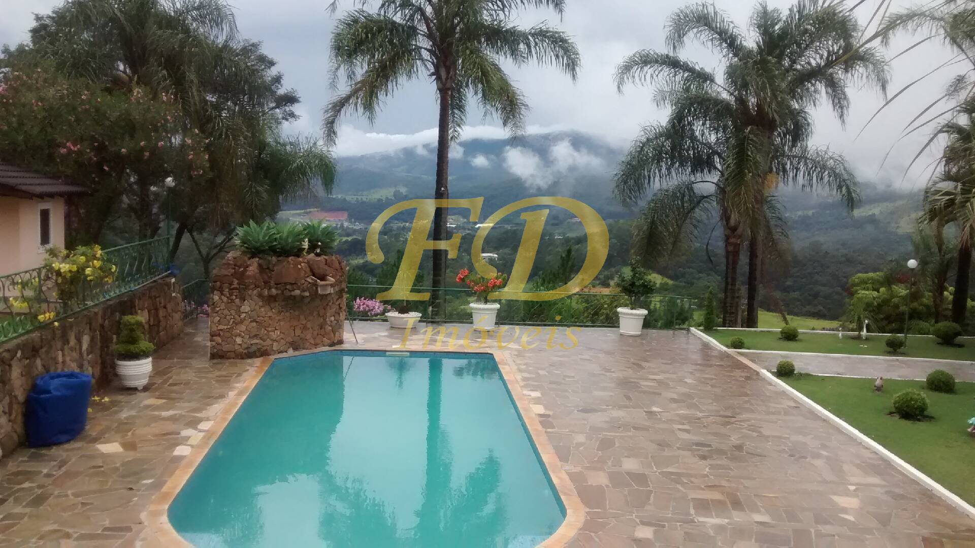 Fazenda à venda com 6 quartos, 600m² - Foto 1