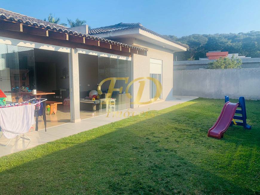 Casa de Condomínio para alugar com 4 quartos, 280m² - Foto 2