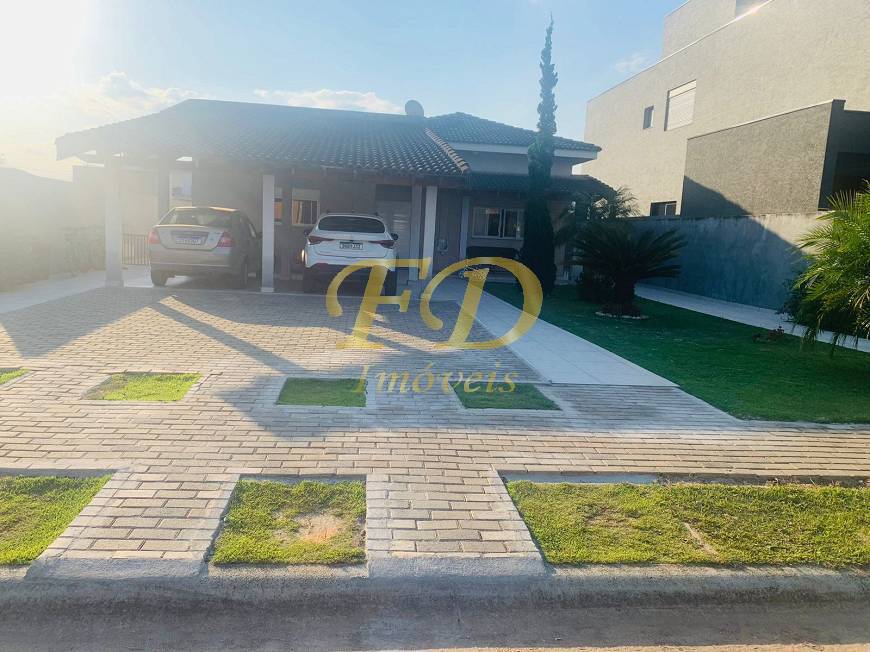 Casa de Condomínio para alugar com 4 quartos, 280m² - Foto 1