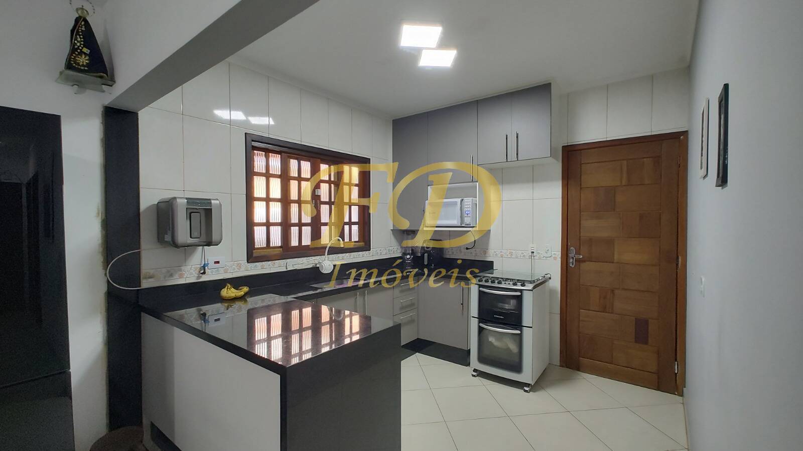 Casa à venda com 3 quartos, 155m² - Foto 1