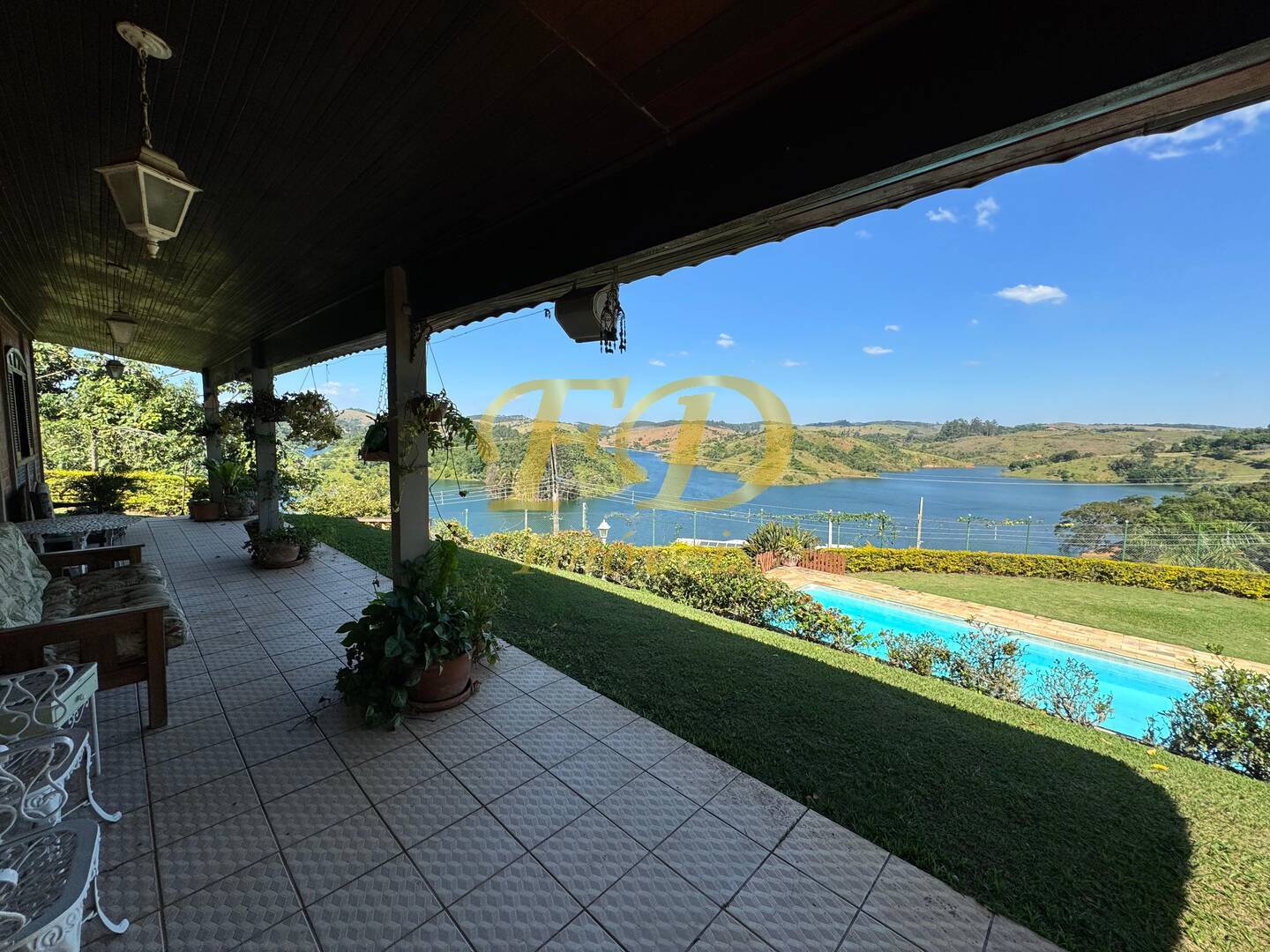 Fazenda à venda com 3 quartos, 1074m² - Foto 1