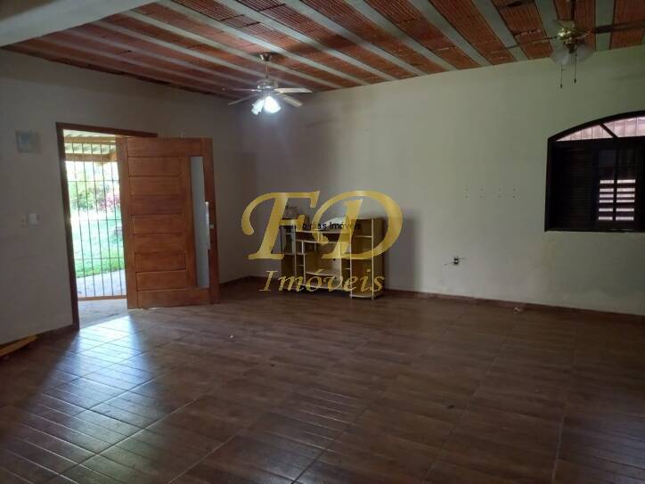 Fazenda à venda com 3 quartos, 220m² - Foto 1